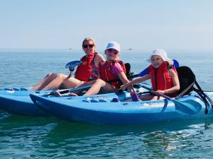 Coombe Bank - Seaboard spirit, contemporary chic with parking close to beach