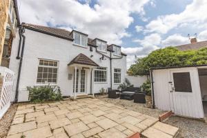 2BR Cottage and Parking, 10 Mins to Windsor - By Tempstay