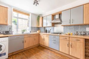 2BR Cottage and Parking, 10 Mins to Windsor - By Tempstay