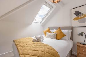 2BR Cottage and Parking, 10 Mins to Windsor - By Tempstay