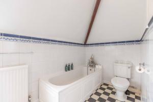 2BR Cottage and Parking, 10 Mins to Windsor