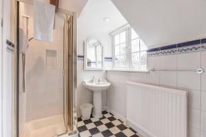 2BR Cottage and Parking, 10 Mins to Windsor