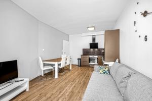 New cozy apartment, Free Parking!