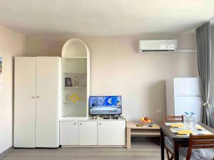 Magnolia city view studio