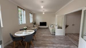 Modern 2 bed, 2 bath Apartment, Central Location