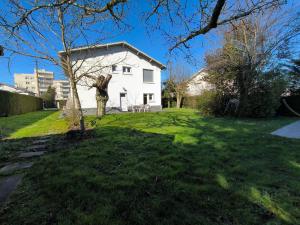 Villas Villa 15 pers - Jardin Arbore - Calme - Parking : Villa - Vue sur Jardin