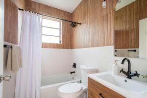 Designer 2BR Condo, 5 Mins to Sand, Free Parking