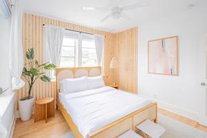 Designer 2BR Condo, 5 Mins to Sand, Free Parking