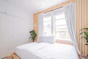 Designer 2BR Condo, 5 Mins to Sand, Free Parking