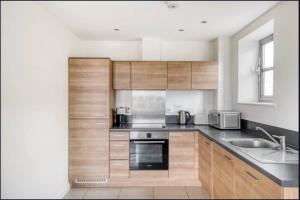 Spacious 1-bed Apartment Limehouse Marina