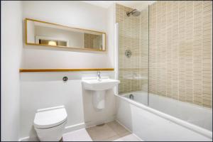 Spacious 1-bed Apartment Limehouse Marina