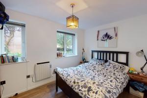 Peaceful Dockside Flat in E14