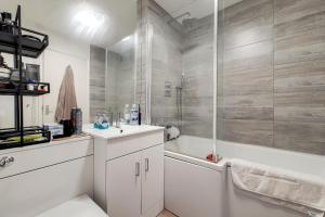 Peaceful Dockside Flat in E14