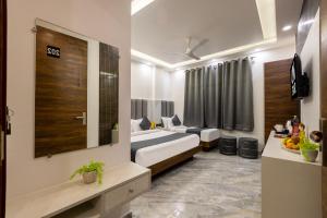 Hotel U-N Star - Walk in from NDLS Station with Buffet Breakfast