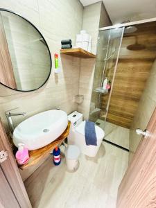 306MSNK Luxe Twin Studio l Balcony & Kitchen