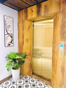 306MSNK Luxe Twin Studio l Balcony & Kitchen