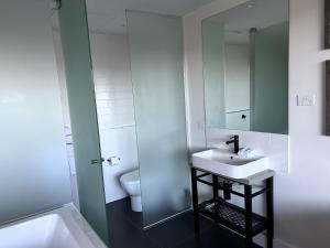 THE DEVLIN APARTMENTS 2 Bedroom Apartment near GMHBA stadium in Geelong - G01