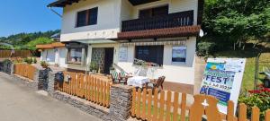 aNNa s Cozy Home with Private Forest, Canopy Terrace & Parking, near Präbichl