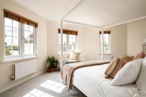 Swans Rest Lakeside Retreat with Kayaks & Hot Tub