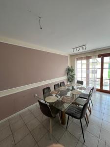 4-Bedroom House & Large Garden