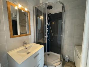 Appartements Appartement T1 a 50m du lac avec piscine, salle de jeux et parking, ideal famille/amis - FR-1-379-63 : photos des chambres