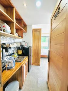 302MSNK Luxe Studio w Balcony & Kitchen