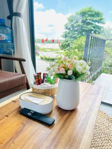 302MSNK Luxe Studio w Balcony & Kitchen