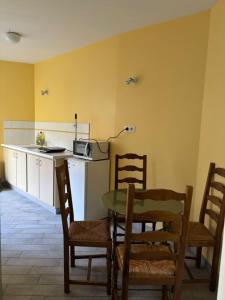 Appartements Studio Ideal pour 2 a 3 personnes avec une piscine dans la maison principale : photos des chambres