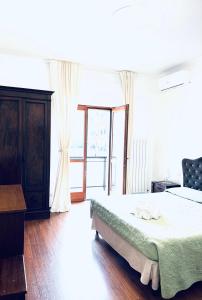 Three-Bedroom Apartment with Mountain View
