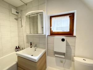 Appartements La Maison Bleue - Historic House in the Heart of Riquewihr : photos des chambres