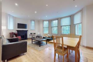 Superb 2Bed Flat Right Beside Earls Court Station