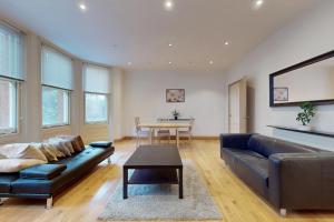 Superb 2Bed Flat Right Beside Earls Court Station