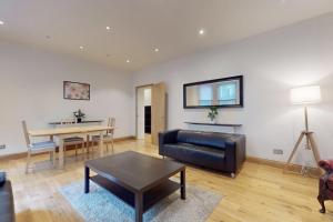 Superb 2Bed Flat Right Beside Earls Court Station