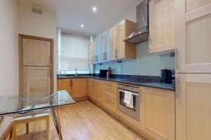Superb 2Bed Flat Right Beside Earls Court Station