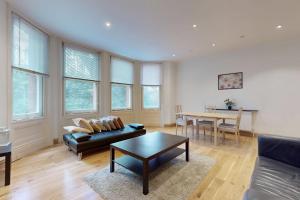 Superb 2Bed Flat Right Beside Earls Court Station