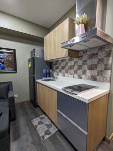 Condo near airport with PS4 and Parking