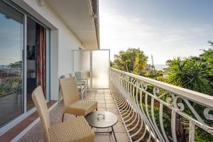 Triple Room with Balcony and Partial Sea View  room in La Quietude