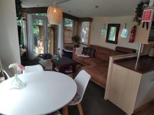 Chalet met veranda aan bosrand