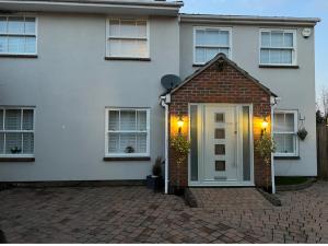 Spacious beautiful house central Henley sleeps 12 family friendly min 2 night stay