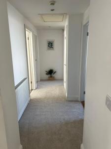 Spacious beautiful house central Henley sleeps 12 family friendly min 2 night stay