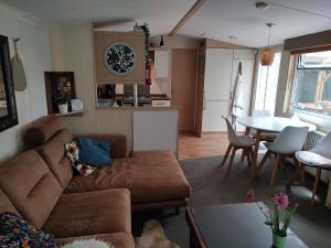 Chalet met veranda aan bosrand