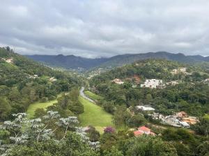 Vista para montanhas, lareira e hidromassagem