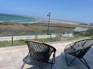 30 Golden Bay Holiday Village - Stylish Two Bed Moments From the Beach