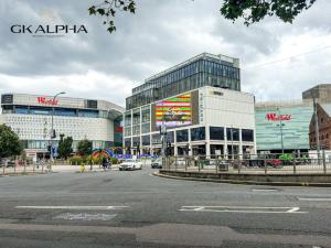 Short walk from Station, Modern 1-Bedroom Flat by Westfield London Perfect for Leisure and Contractor or Work stays