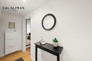 Short walk from Station, Modern 1-Bedroom Flat by Westfield London Perfect for Leisure and Contractor or Work stays