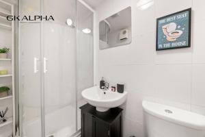 Short walk from Station, Modern 1-Bedroom Flat by Westfield London Perfect for Leisure and Contractor or Work stays