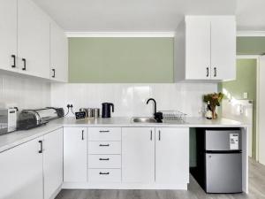 Glen Marine Studio Mountain Coastal Stay