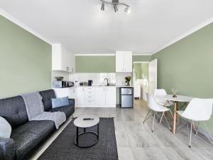 Glen Marine Studio Mountain Coastal Stay