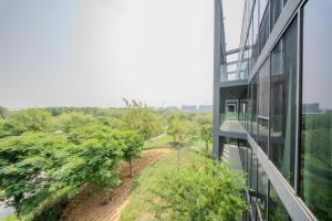 2BR Home - Aljadas Amazing Green Views - Sleeps 6