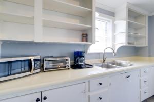 Near Shops, Eats and Trails Loudon County Apt!